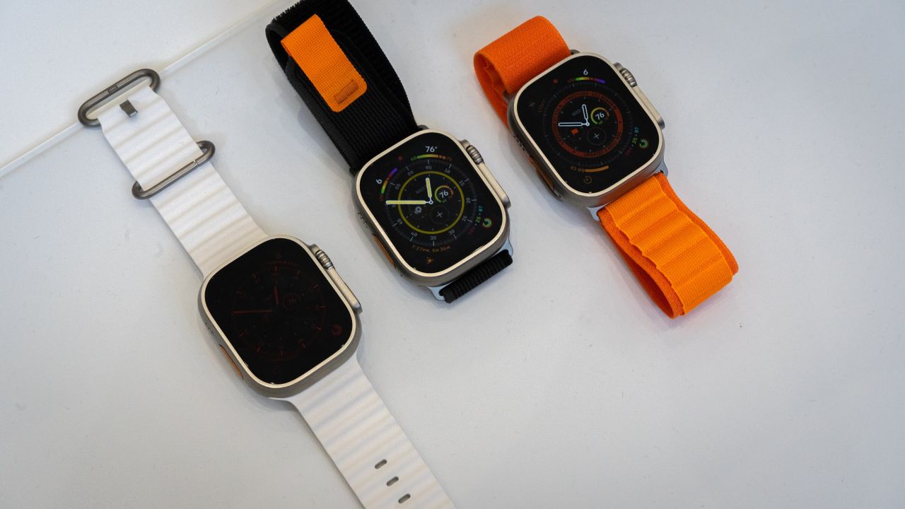 Les trois bandes différentes de l'Apple Watch Ultra. (Photo : Florence Ion / Gizmodo)