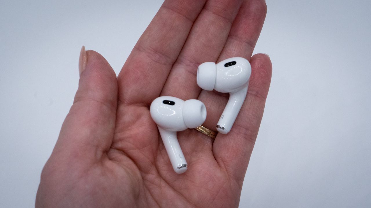 Les AirPods Pro sont toujours aussi légers. (Photo : Florence Ion / Gizmodo)