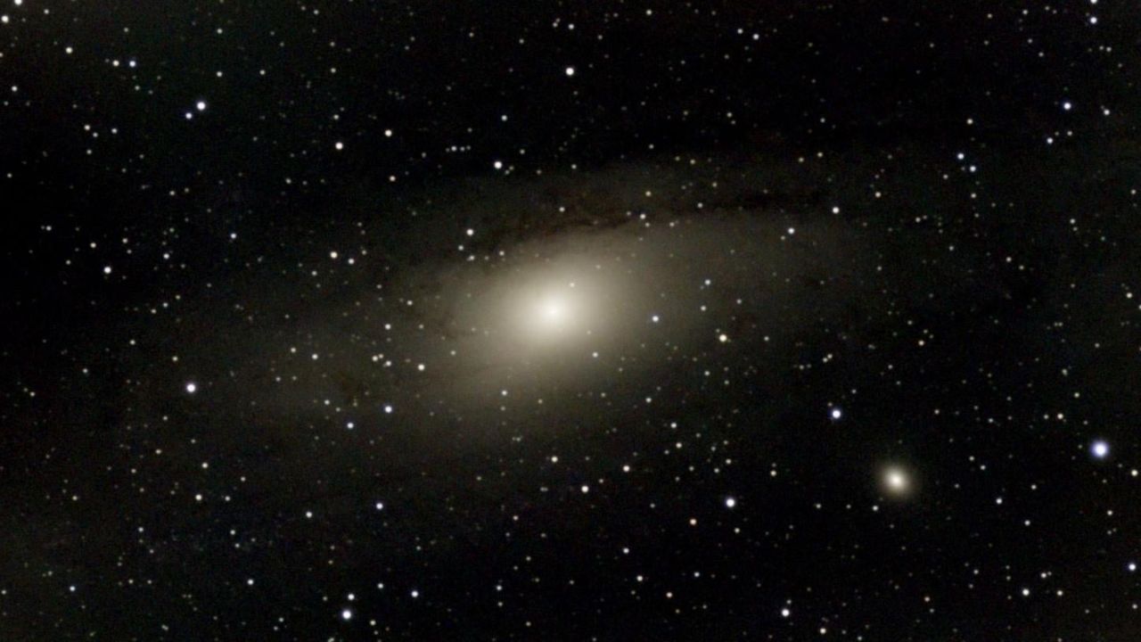 Malgré la forte pollution lumineuse et le passage occasionnel d'un nuage, Vespera a fait un travail remarquable pour capturer la galaxie d'Andromède pendant cette exposition de 50 minutes. (Image : George Dvorsky)