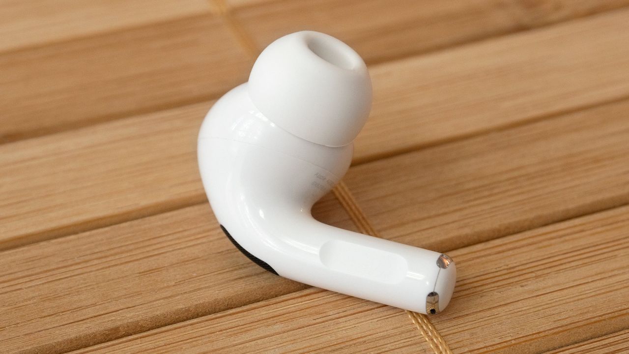 La tige des AirPods Pro 2nd Gen comprend désormais des commandes tactiles permettant de régler le volume en faisant glisser un doigt vers le haut et le bas de celle-ci. (Photo : Andrew Liszewski | Gizmodo)