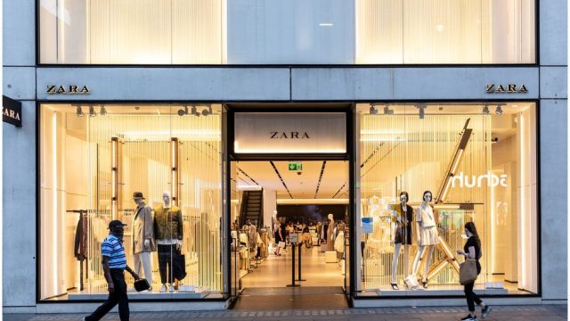 Découvrez cette veste courte en denim gris de chez Zara à un prix accessible !