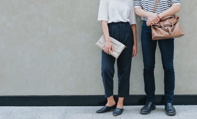 Comment adopter le pantalon chino pour un look féminin ?