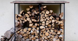 Comment bien stocker son bois de chauffage pour un hiver au chaud : ces erreurs courantes qui réduisent son efficacité Stocker son bois de chauffage