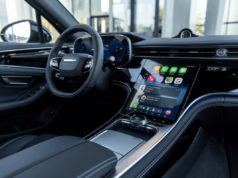 iOS 26.2 booste CarPlay : nouveautés, améliorations et implications pour les utilisateurs Tableau de bord de voiture moderne avec CarPlay iOS 26.2