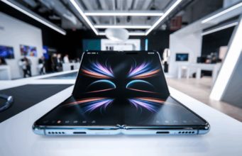 Motorola dévoile le Razr Fold : ce qui rend ce rival du Galaxy Z Fold de Samsung si captivant Smartphone pliable futuriste avec grand écran déplié