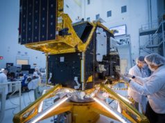 Starlink Mobile promet des vitesses 5G depuis l’espace avec une densité de données 100x supérieure grâce aux satellites V2 Des ingénieurs assemblent un satellite V2 de Starlink dans une salle blanche