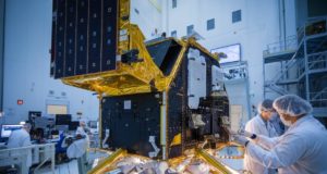 Starlink Mobile promet des vitesses 5G depuis l’espace avec une densitĂ© de donnĂ©es 100x supĂ©rieure grâce aux satellites V2 Des ingĂ©nieurs assemblent un satellite V2 de Starlink dans une salle blanche