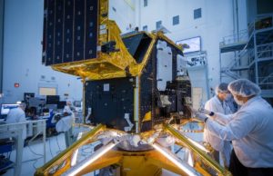 Starlink Mobile promet des vitesses 5G depuis l’espace avec une densité de données 100x supérieure grâce aux satellites V2 Des ingénieurs assemblent un satellite V2 de Starlink dans une salle blanche