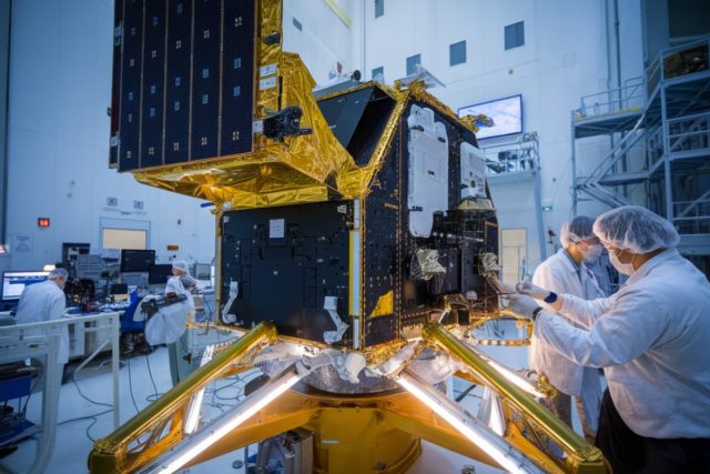 Des ingénieurs assemblent un satellite V2 de Starlink dans une salle blanche