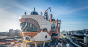 5 vitrines, 300 objets, un musée Jules Verne inattendu au Québec, la passion française fait fureur La Cité des imaginaires, un grand musée Jules Verne annoncé à Nantes: À Nantes, l'horizon s'élargit encore avec un projet présenté par Ouest-France. Au sein de la Cité des imaginaires, près de 1 000 m seront consacrés au nouveau grand musée Jules Verne, qui abordera non - illustration