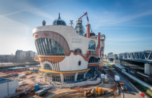 5 vitrines, 300 objets, un musée Jules Verne inattendu au Québec, la passion française fait fureur La Cité des imaginaires, un grand musée Jules Verne annoncé à Nantes: À Nantes, l'horizon s'élargit encore avec un projet présenté par Ouest-France. Au sein de la Cité des imaginaires, près de 1 000 m seront consacrés au nouveau grand musée Jules Verne, qui abordera non - illustration