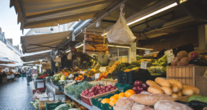 60 recettes inĂ©dites, 100% produits bretons, un hors-sĂ©rie Ouest-France, ce que ces plats ont d’inattendu Terroir et producteurs: ce que la presse culinaire bretonne met en avant: Le succès des contenus culinaires rĂ©gionaux tient rarement Ă la seule nostalgie. Il tient Ă la capacitĂ© de relier l'assiette Ă un territoire vivant: des filières, des mĂ©tiers, des saisons, des habitud - illustration