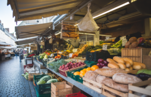 60 recettes inédites, 100% produits bretons, un hors-série Ouest-France, ce que ces plats ont d’inattendu Terroir et producteurs: ce que la presse culinaire bretonne met en avant: Le succès des contenus culinaires régionaux tient rarement à la seule nostalgie. Il tient à la capacité de relier l'assiette à un territoire vivant: des filières, des métiers, des saisons, des habitud - illustration
