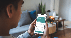 Cash App lance une « wand » NFC à 25 $ : le paiement devient un accessoire à porter Pourquoi viser la Gen Z: le paiement comme objet lifestyle: Plusieurs publications présentent la Wand comme un produit pensé pour la Gen Z et pour transformer le paiement en accessoire lifestyle. Cash App turns payments into a lifestyle accessory, résume une p - illustration