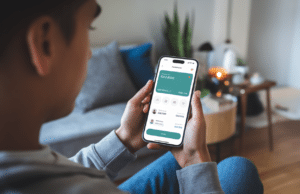 Cash App lance une « wand » NFC à 25 $ : le paiement devient un accessoire à porter Pourquoi viser la Gen Z: le paiement comme objet lifestyle: Plusieurs publications présentent la Wand comme un produit pensé pour la Gen Z et pour transformer le paiement en accessoire lifestyle. Cash App turns payments into a lifestyle accessory, résume une p - illustration