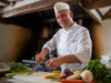60 recettes inédites, 100% produits bretons, un hors-série Ouest-France, ce qui change dans vos menus Bretons en Cuisine: une ligne éditoriale centrée sur terroir, producteurs et saison: Le hors-série s'inscrit dans un écosystème éditorial plus large autour de la cuisine bretonne. Le magazine Bretons en Cuisine revendique une parution six fois par an et met en avant une "découverte or - illustration