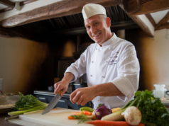 60 recettes inédites, 100% produits bretons, un hors-série Ouest-France, ce qui change dans vos menus Bretons en Cuisine: une ligne éditoriale centrée sur terroir, producteurs et saison: Le hors-série s'inscrit dans un écosystème éditorial plus large autour de la cuisine bretonne. Le magazine Bretons en Cuisine revendique une parution six fois par an et met en avant une "découverte or - illustration