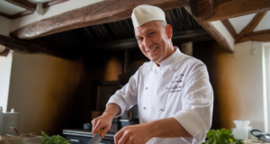 60 recettes inédites, 100% produits bretons, un hors-série Ouest-France, ce qui change dans vos menus Bretons en Cuisine: une ligne éditoriale centrée sur terroir, producteurs et saison: Le hors-série s'inscrit dans un écosystème éditorial plus large autour de la cuisine bretonne. Le magazine Bretons en Cuisine revendique une parution six fois par an et met en avant une "découverte or - illustration