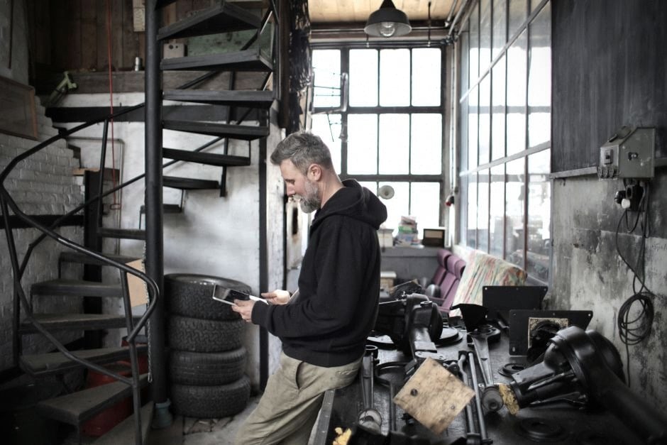 Suivi de production solaire sur tablette dans un garage ventilé
