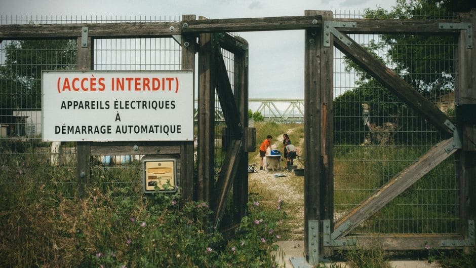 Déblaiement et accès préparés pour une centrale solaire géante