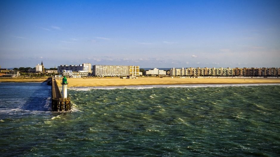 Bornes de recharge près d'un hôtel sur le littoral français