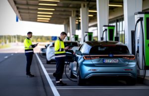 Bornes de recharge: l’UE veut accélérer en simplifiant les autorisations et la paperasse Bornes de recharge: l'UE veut accélérer en simplifiant les autorisations et la paperasse