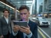 Confidentialité, IA et Galaxy Z Fold 8 : ce que l’arrivée de Gemini dans plus de 40 apps change vraiment pour les utilisateurs Utilisateur consultant Gemini sur smartphone pliable dans un environnement moderne