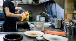 Restauration professionnelle cette solution automatique permet de réduire jusqu'à 25 % la consommation de détergent