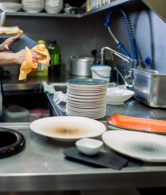 Restaurants Are Cutting Dishwasher Detergent Use by Up to 25% With This Simple Auto-Dosing Tech Restauration professionnelle cette solution automatique permet de réduire jusqu'à 25 % la consommation de détergent