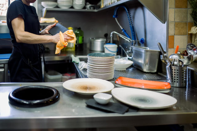 Restauration professionnelle cette solution automatique permet de réduire jusqu'à 25 % la consommation de détergent Restauration professionnelle cette solution automatique permet de réduire jusqu'à 25 % la consommation de détergent