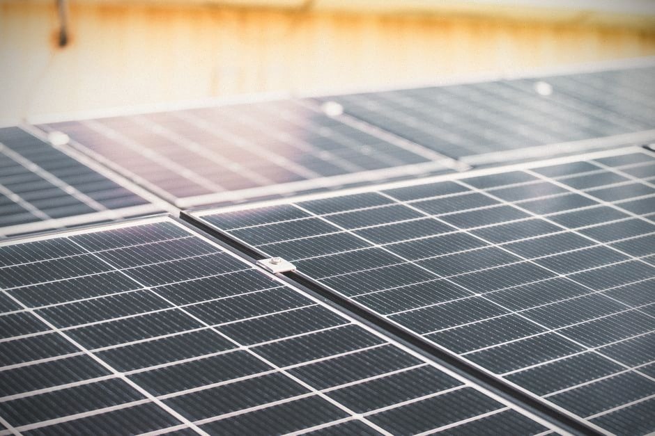 Module photovoltaïque chauffé par le soleil sur une toiture française