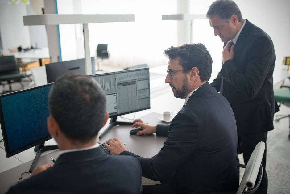 Gestionnaires analysant la hausse des actions énergie en Bourse