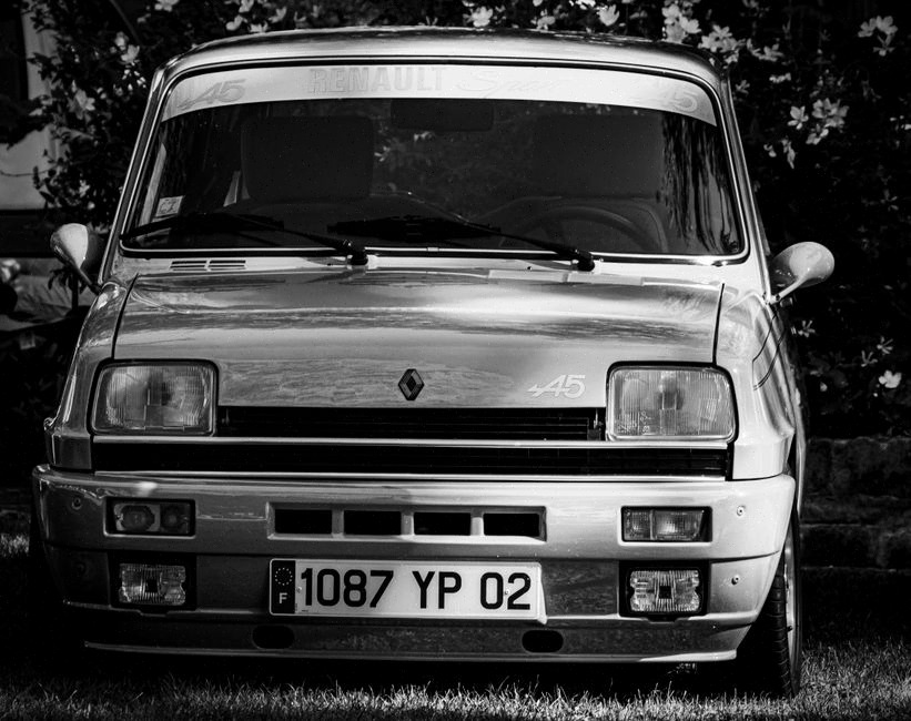 Renault R5 électrique en recharge dans une rue urbaine française