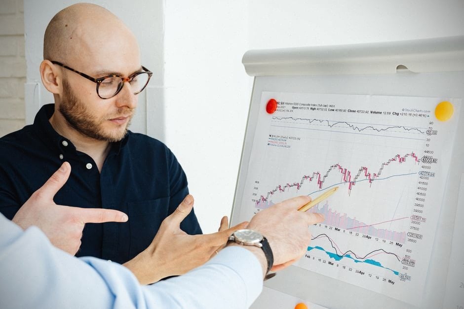 Analystes suivant les cours du pétrole sur les marchés financiers