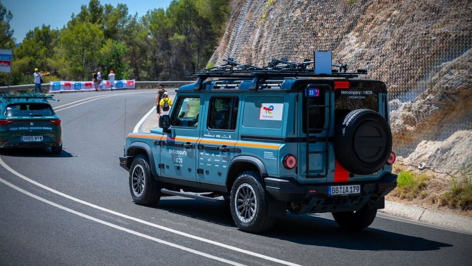 SUV électrique lourd en descente sollicitant fortement ses freins
