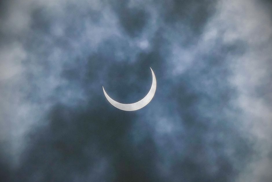 Habitant britannique décalant une machine pendant l'éclipse solaire