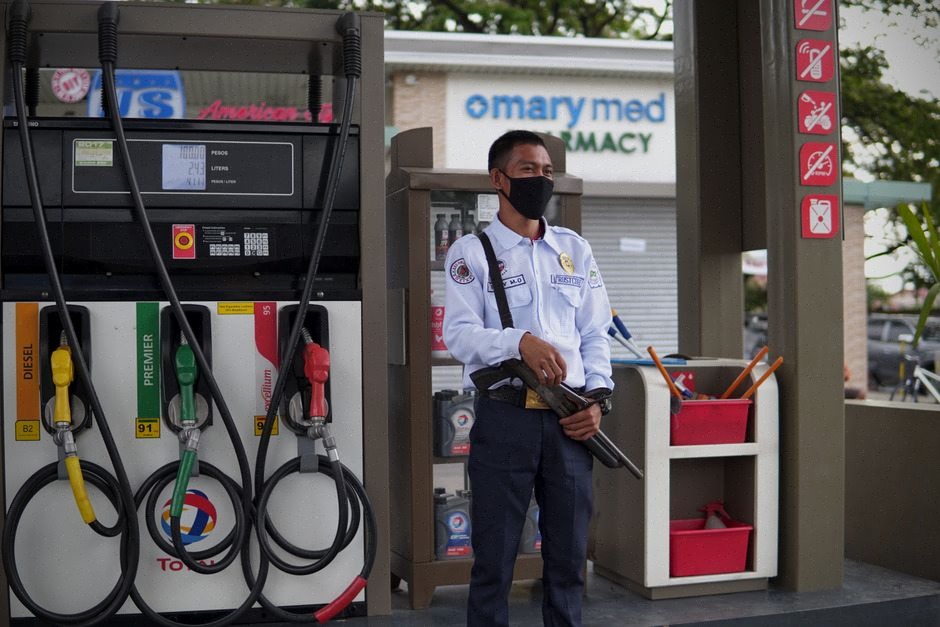 Station-service marocaine avec automobilistes face aux prix des carburants