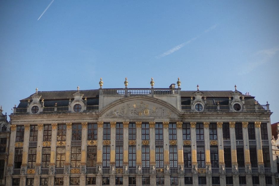 Maison suisse équipée de panneaux solaires et borne de recharge