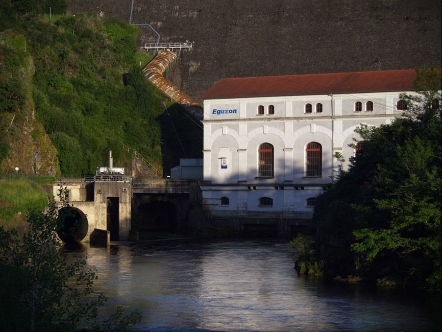 Réservoirs de vanadium connectés à un réseau électrique industriel moderne