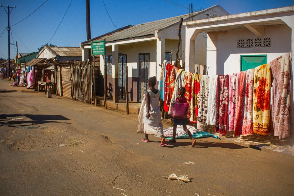 Vente de kits solaires domestiques dans une boutique africaine urbaine
