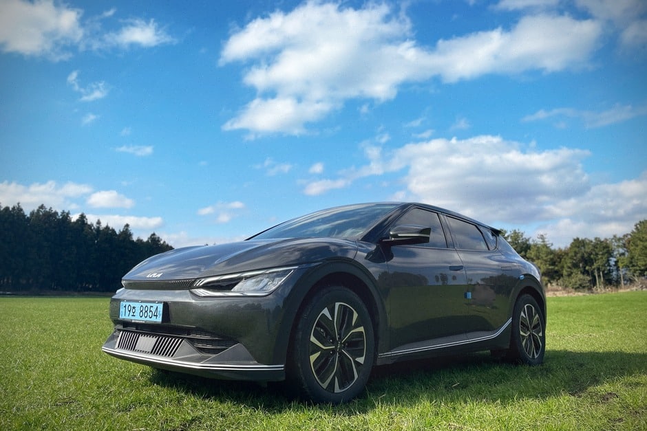 Grande berline électrique comparée à une compacte européenne moderne