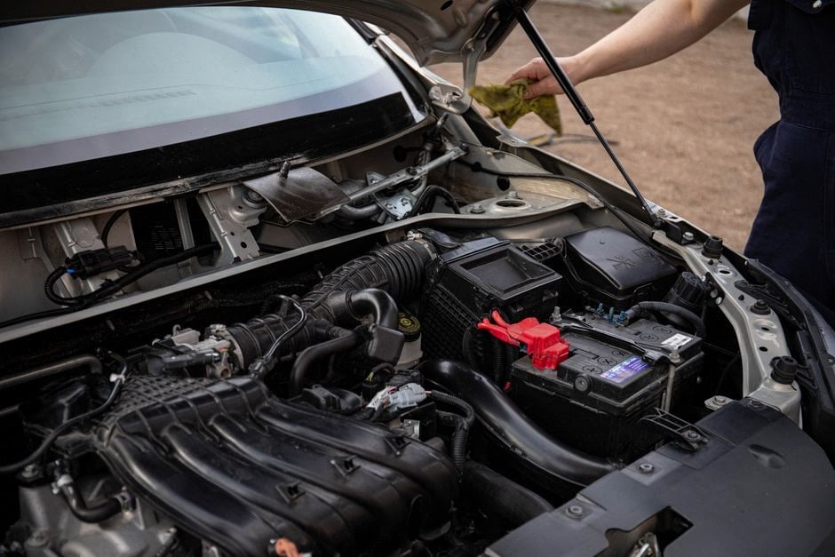 Technicien automobile inspectant une batterie LFP de voiture électrique