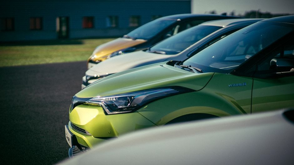 Concession automobile marocaine présentant des voitures électriques et hybrides