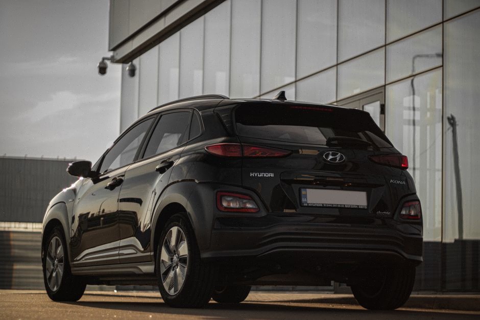 Comparaison entre citadine électrique et SUV électrique en concession