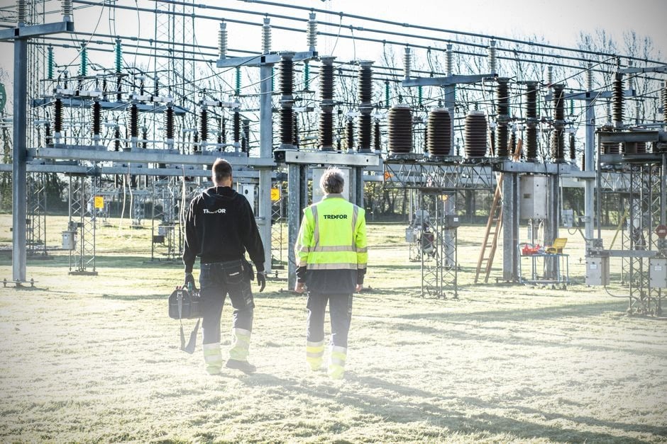 Techniciens suisses surveillant le réseau électrique et la production solaire