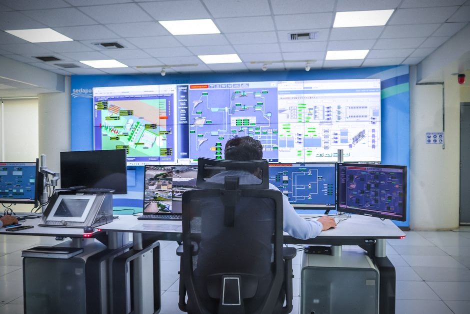 Salle de contrôle surveillant le réseau électrique britannique
