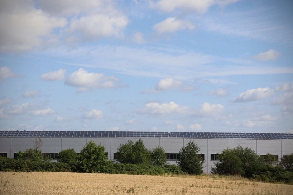 Parc industriel équipé de panneaux solaires dans la Plaine de l’Ain