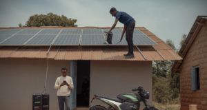 Kits solaires, paiement mobile, réseaux privés, l’essor du solaire africain échappe aux États et surprend les régulateurs Kits solaires, paiement mobile, réseaux privés, l'essor du solaire africain échappe aux États et surprend les régulateurs