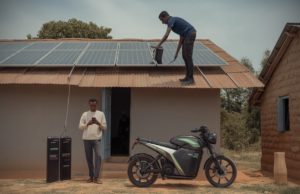 Kits solaires, paiement mobile, réseaux privés, l’essor du solaire africain échappe aux États et surprend les régulateurs Kits solaires, paiement mobile, réseaux privés, l'essor du solaire africain échappe aux États et surprend les régulateurs