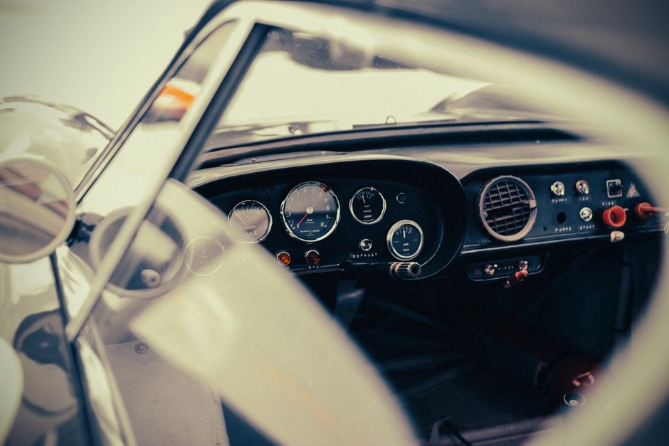 Compteur de voiture électrique illustrant le débat sur les kilomètres parcourus